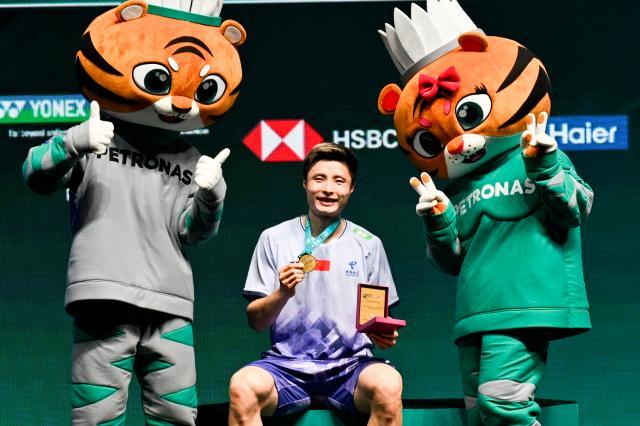 九游体育-石宇奇收获赛季首冠 国羽一金四银结束大马公开赛